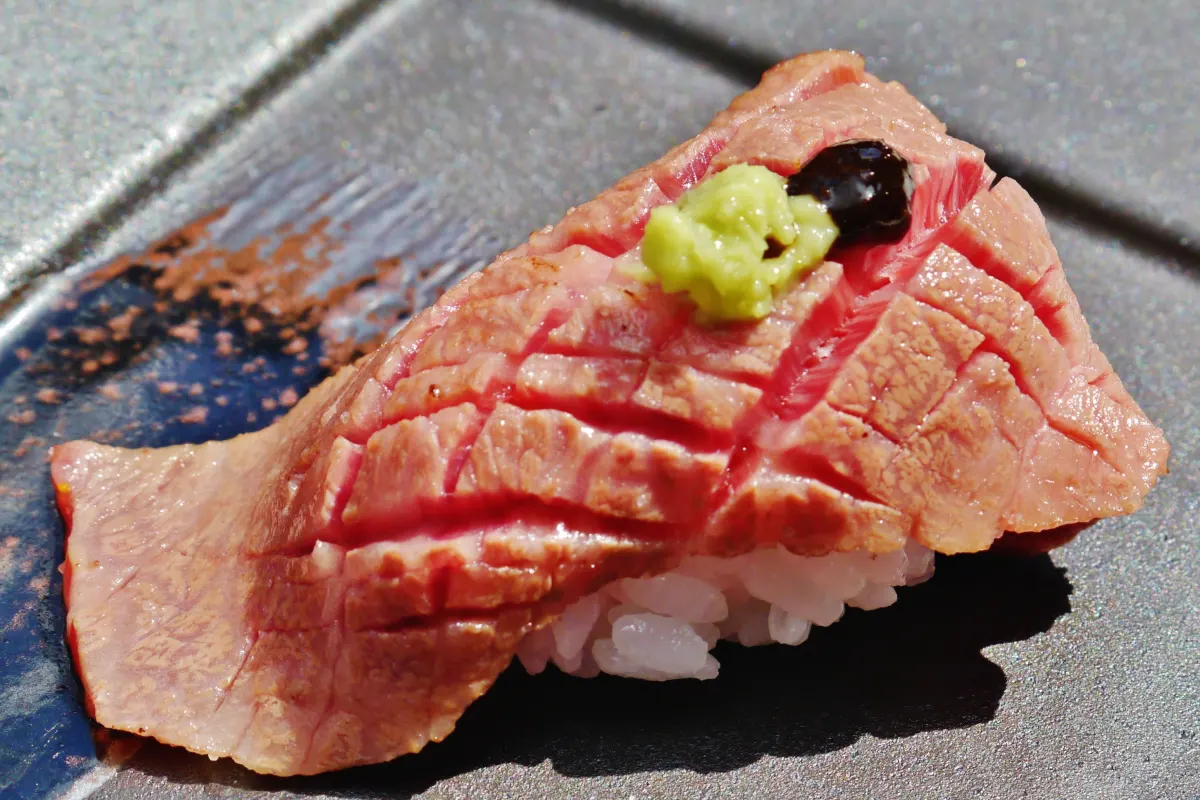 Sushi de carne Kobe servido en Kobe, Japón
