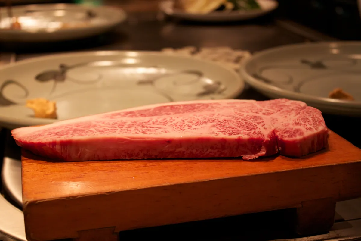 Corte de carne con vetas visibles de grasa intramuscular