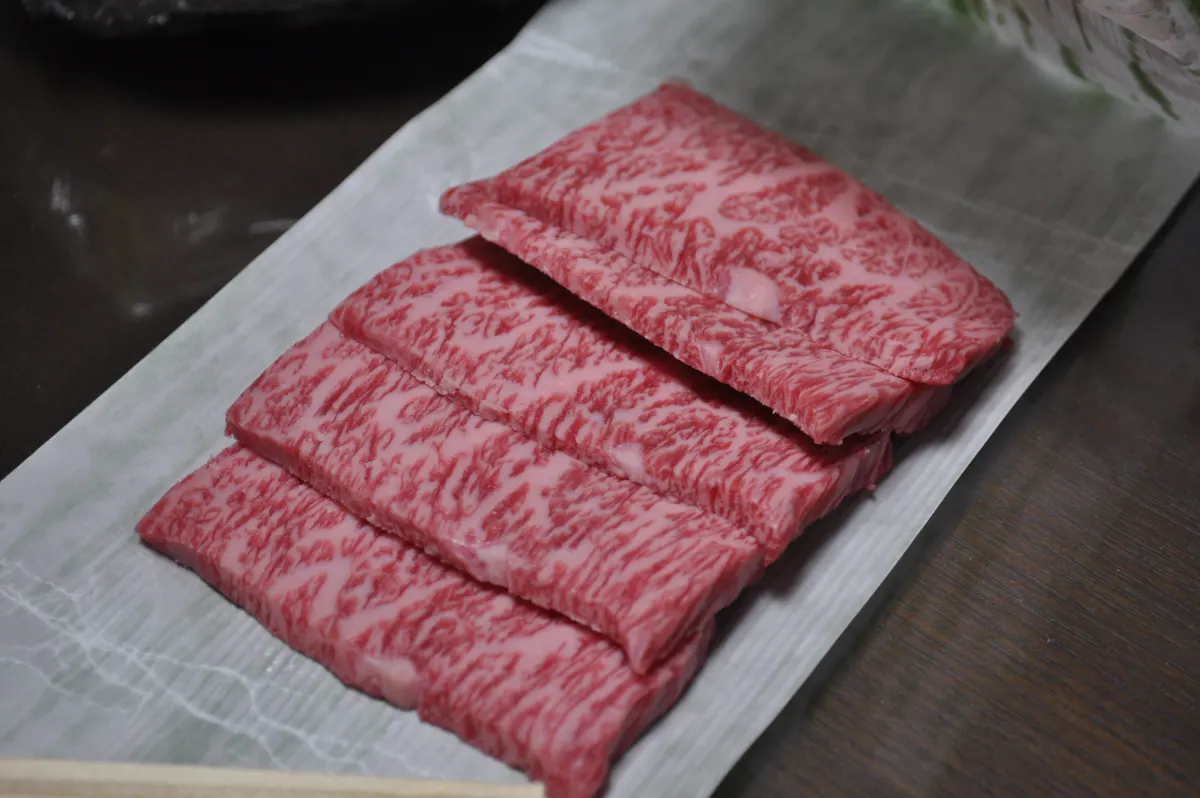 Láminas de carne wagyu Matsusaka, una marca regional distinta del Kobe